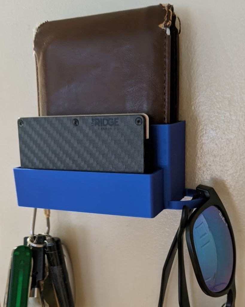 Nástěnný držák na peněženku, klíče a sluneční brýle
